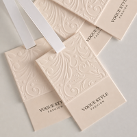 Étiquette de vêtement en papier personnalisable OEM, motif floral en relief, type panneau, avec épingle anti-effraction, écologique, de qualité supérieure