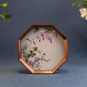 Ornement de table en bois brodé avec un motif de <span class=keywords><strong>pie</strong></span> porte-bonheur - Décoration de bureau exquise faite à la main - Product Image 1