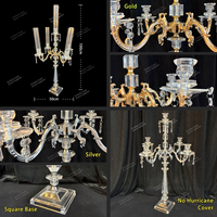 Candélabre de table transparent en acrylique doré et argenté à 5 bras avec couvercles anti-vent pour bougies, idéal pour la décoration d'événements