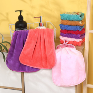 Serviette suspendue en polaire corail Carlota 30x30 cm en microfibre pour cuisine et salle de bain - Product Image 3