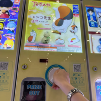 Distributeur automatique de mini-jouets Gacha compatible 110V/220V avec construction métallique, garantie 1 an, interface en anglais pour enfants