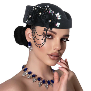 Béret doux en feutre rétro européen et américain pour femmes, avec accessoires en strass et pompon - Product Image 4