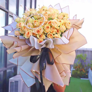 Vente en gros de feuilles de papier à fleurs et de papier d'emballage pour bouquet de fleurs aux bords unis imperméables et personnalisées en vrac pour la Saint-Valentin - Product Image 1