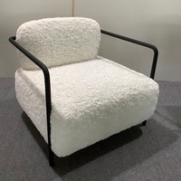 Sillón Moderno Personalizado ODM con Tapizado Suave de Sherpa, Estructura Metálica Envolvente y Respaldo Acolchado, Silla Decorativa para Hoteles y Pedidos de Mobiliario y Accesorios (FF&E) a Medida