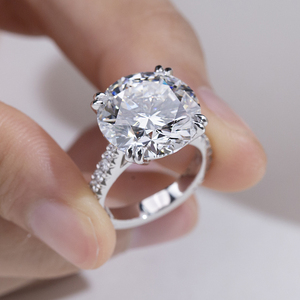 Anillo de compromiso Messi Jewelry MSR-2173 de oro de 18 quilates con tres diamantes de corte redondo, diamantes cultivados en laboratorio, para mujer. - Product Image 3