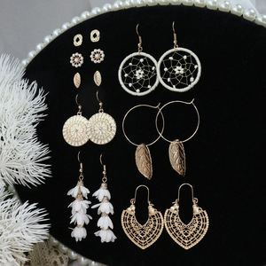 Juego de Aretes de Aro con Perlas, Diseño de Flor Dorada para Mujer, Perlas Blancas, Joyería para Fiesta, Aleación de Zinc, 8 Piezas - Product Image 3