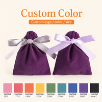 Pochette cadeau en velours doux violet avec cordon de serrage et nœud élégant en ruban, personnalisable avec logo, pour bijoux et cadeaux