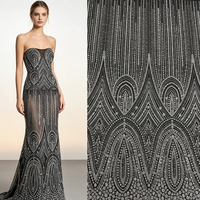 Schwarzer Netzstoff mit Silberperlen Symmetrische Geometrische Bestickte Spitze Mehrfarbiges Hochzeitskleid-Material 100% Polyester