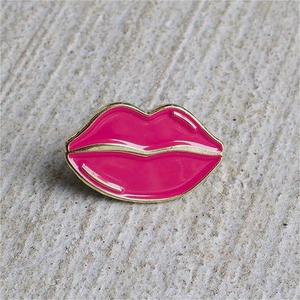 Fabricant épinglette insigne broche <span class=keywords><strong>Girly</strong></span> Sexy rouge à lèvres femmes rose rouge à lèvres doux émail épingles personnalisé chapeau épingles pour la fête - Product Image 3
