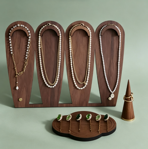 Ensemble de présentoirs à bijoux vintage en bois brun, support arqué pour colliers, cône porte-bagues et plateau à boucles d'oreilles pour l'affichage de bijoux en boutique - Product Image 4