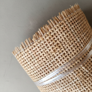 Rollo de cincha de caña de ratán hexagonal natural al por mayor, masaje plegable para armarios, consolas, proyectos DIY, apartamentos, áreas de comedor - Product Image 1