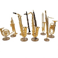 Ensemble de mini-instruments de musique en cuivre plaqué or 24 carats, modèle de fabricant, avec boîte carrée noire, contenant des basson, flûte et saxophone