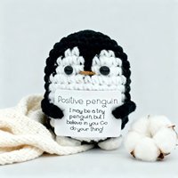 Boneka renda kreatif berbentuk penguin hitam dengan kartu huruf hangat mendorong dukungan untuk rajutan boneka mewah