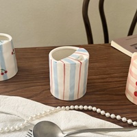 Mug de voyage en céramique rayé, peint à la main, avec trou en forme de cœur, tasse à café 10oz avec couvercle, cadeau de Fête des Mères pour elle