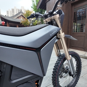 Motocross Eléctrica de Carga Rápida 96V 45Ah Y-VOLT 35kW con <span class=keywords><strong>Motor</strong></span> PMSM, Chasis de Aluminio Forjado y Freno Hidráulico de 4 Pistones para <span class=keywords><strong>Pit</strong></span> Dirt <span class=keywords><strong>Bike</strong></span> - Product Image 5
