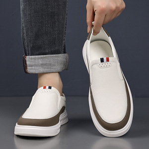 รองเท้าโลฟเฟอร์หนังลำลองสำหรับผู้ชาย สีขาว ระบายอากาศได้ดี พื้นยางแบบสวม ส้นเตี้ย เหมาะสำหรับใส่พักผ่อน - Product Image 3