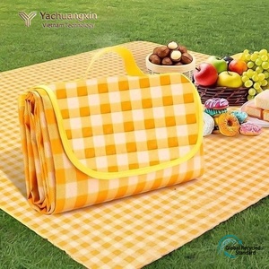 Tapete de Picnic Plegable a Cuadros Amarillos con Asa, Tapete de Camping Impermeable para Exteriores, Tapete para Césped, Forma Rectangular, Uso en Todas las Estaciones - Product Image 3