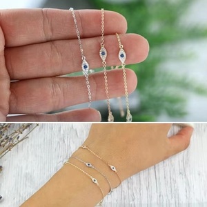 Pulseras de la Suerte Adorables con Cadena Delicada y 3 Dijes de Ojo Turco Chapados en Oro con Circonitas Cúbicas Blancas y Azules - Product Image 1