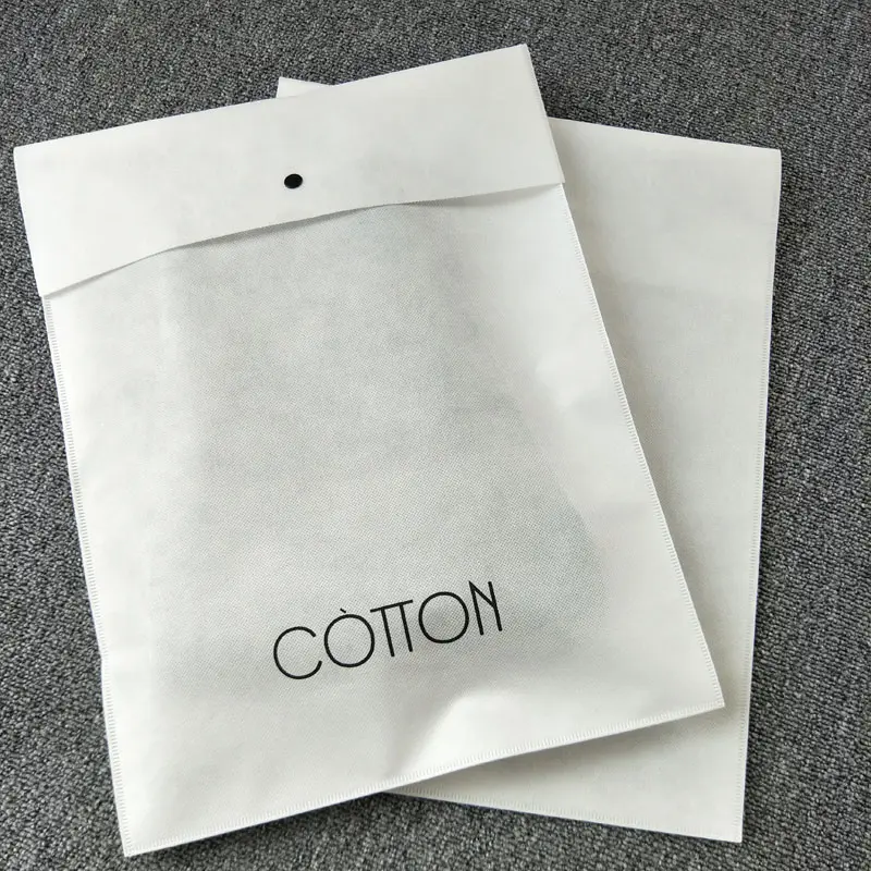 Hochwertige 70g weiße nicht gewebte Verpackungs taschen mit individuell bedrucktem Logo, nicht gewebte Knopf taschen für Kleid T-Shirt Hoodies Verpackung