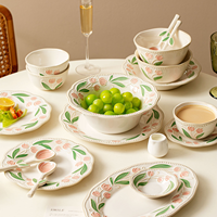 Service de table en céramique classique 2026 avec motifs floraux en relief, vaisselle décorative sous glaçure colorée, assiettes compatibles micro-ondes, vente en gros