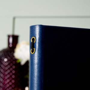 Porte-menu en cuir personnalisé avec logo, cordon élastique et coins dorés de protection - Product Image 4