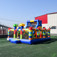 Château gonflable commercial en PVC avec toboggan et blocs de construction Lego, personnalisable en couleur et logo