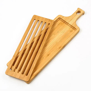 Planche à découper en bambou 48x15x2cm avec poignée et bac à miettes pour usage en cuisine - Product Image 1