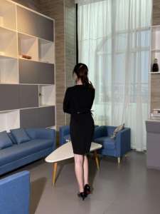 Vestido ajustado de una pieza de manga larga para mujer para negocios Logotipo personalizado Uniforme de verano para recepción de hotel - Product Image 4