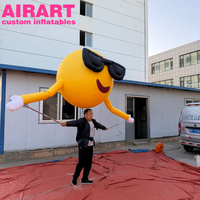 Ballon gonflable jaune en forme de dessin animé avec décoration de lunettes noires