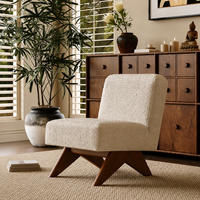 Fauteuil d'appoint contemporain en tissu bouclé texturé avec base sculpturale en bois foncé pour salon moderne, maison ou galerie