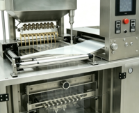 Machine d'emballage verticale multi-voies à scellage 4 côtés pour sachets de bâtonnets pour chats, sauces, pâtes et aliments pour animaux de compagnie