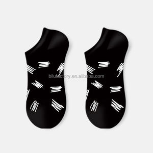 Chaussettes de dessin animé pour adultes, style décontracté d'été, chaussettes d'été pour femmes avec détails brodés - Product Image 5