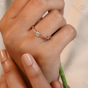 Bague de promesse éternelle Gemnel Fashion à deux tons, torsadée et entrelacée, avec solitaire rond et finition polie - Product Image 6