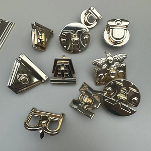 Mosquetón autoblocante bloqueo lengüeta hebilla bloqueo automático deslizador de metal fabricantes al por mayor - Product Image 1