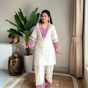 Ensemble 2 pièces ethnique pour femme : Kurti et pantalon long en coton satiné brodé à rayures, col en V, manches longues, séchage rapide, idéal pour mariage et fête - Product Image 1