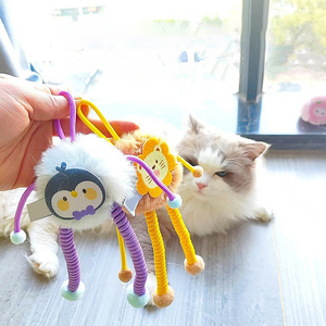 Nueva muñeca colgante de hierba gatera de peluche para mascotas, juguete con sonido de campana chirriante, cuerda elástica, juguete interactivo para gatos - Product Image 4