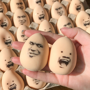 Jouet en TPR en forme d'œuf avec visage d'émoticône réaliste et rebondissant - Product Image 1