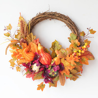 Couronne de porte pour Thanksgiving : Couronne artificielle de citrouilles et de baies, décoration de porte pour l'automne, décoration d'automne