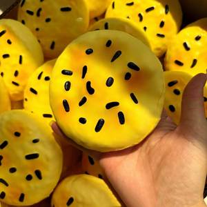 ของเล่นบีบ PU เนื้อนุ่มสุดๆ รูปเค้กสาหร่ายทะเลแบบไวรัลใน Tiktok ของขวัญคลายเครียดสำหรับเด็กและผู้ใหญ่ ของเล่นบำบัดบนโต๊ะทำงาน - Product Image 1