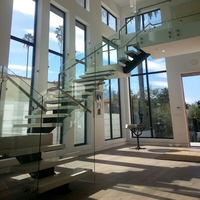 Villa duplex moderne avec escalier mono-soleil personnalisé en acier galvanisé et bois, design minimaliste pour usage intérieur