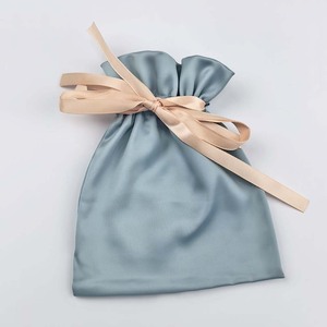 Pochette en satin bleu brumeux avec cordon de serrage et ruban en satin, élégant sac cadeau en satin pour cadeaux de demoiselles d'honneur et emballage de faveurs de mariage - Product Image 4