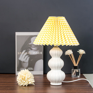 Linda Lámpara de Mesa con Pliegues de Cuadros, Base de Cerámica, Pantalla a Cuadros Rojos y Blancos, Lámpara de Escritorio Vintage para Dormitorio o Sala de Estar - Product Image 2