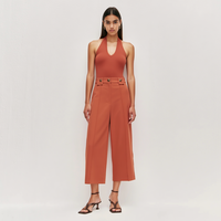 Ensemble deux pièces sur mesure pour femme, collection été : Haut dos nu en tricot côtelé couleur terre cuite et culotte taille haute à jambes larges