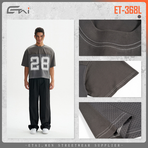 T-shirts de football surdimensionnés pour hommes avec logo personnalisé, style streetwear ample et court avec motif de lettres en maille - Product Image 2