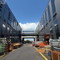 Passerelle couverte en structure métallique, pont suspendu préfabriqué entre les bâtiments d'usine