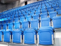 Sièges de stade Avant Sports à montage vertical avec accoudoirs, sièges de tribune en HDPE pour arènes