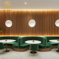 Ensemble de meubles pour restaurant Ron Group, table et chaises en marbre blanc, banquette incurvée verte