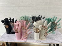 Ensemble d'ustensiles de cuisine en silicone et plastique de 18 pièces avec planche à découper à manche en bois et seau de rangement