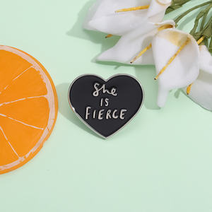 Elle est féroce Shakespeare citations émail broches personnalisé noir coeur broches revers Badges féministe bijoux cadeau pour femme amis - Product Image 2