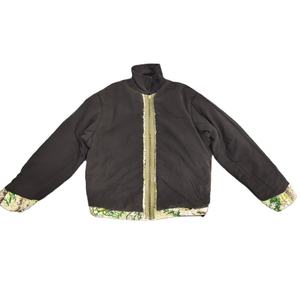 Fabricante de Chaquetas 2025 Suministra Chaquetas Retro para Hombre de Otoño e Invierno - Estilo Plisado, Efecto de Bordado Oscuro - Product Image 4